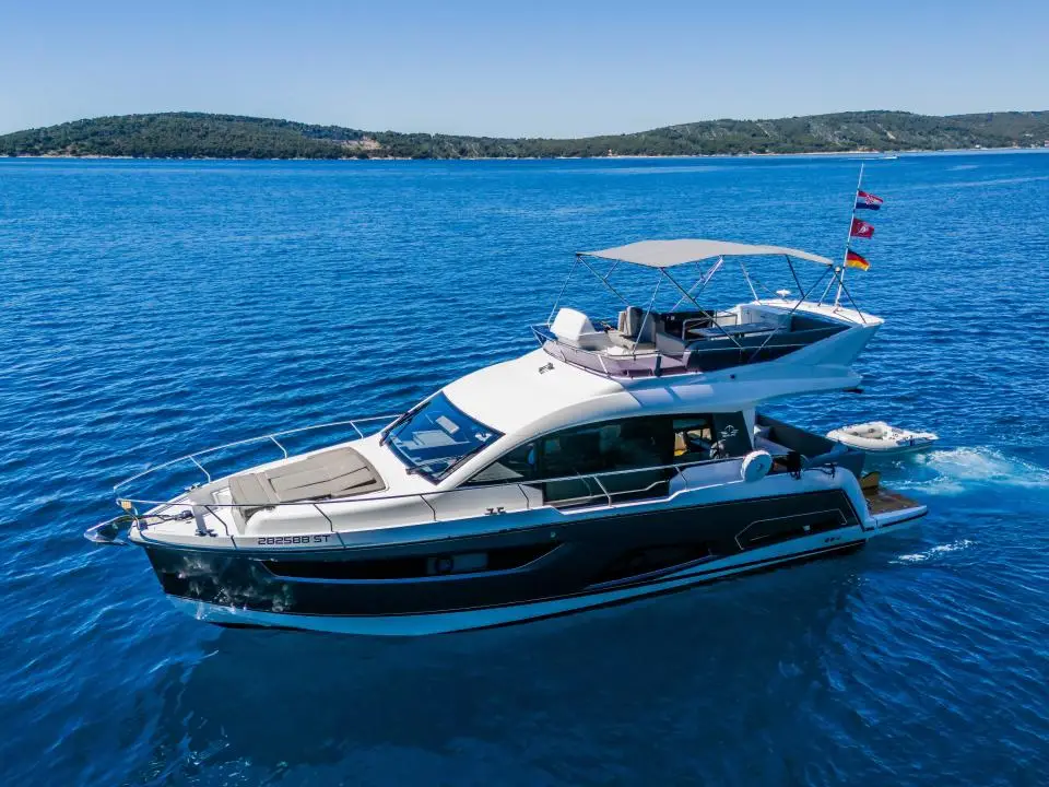 Sealine F430 Grace II in Marina Kastela