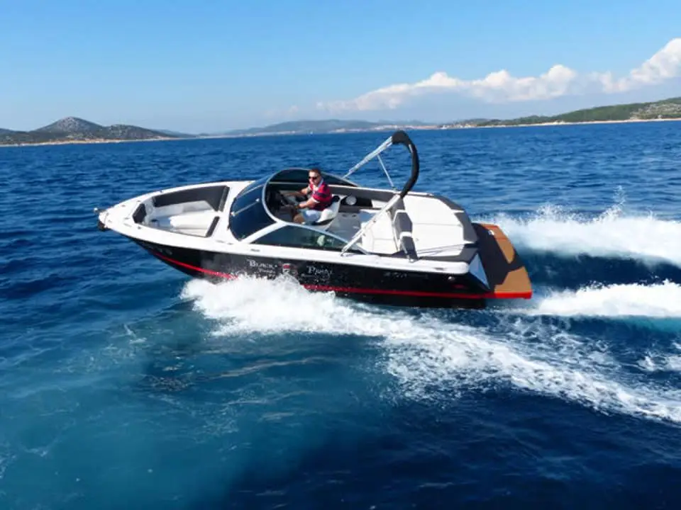 Four Winns H210 Black Pearl in Tribunj