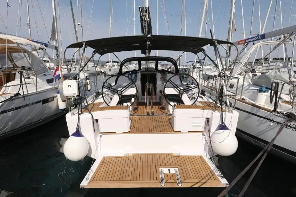 Elan E4 Twitter in Marina Kornati, Biograd