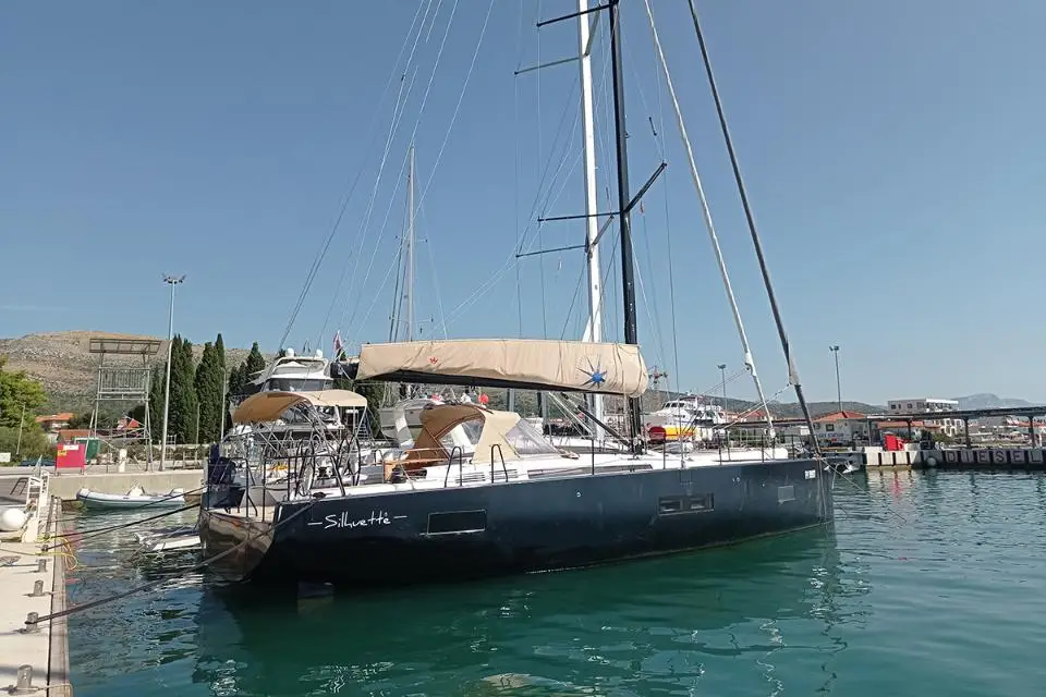 First 53 Silhuette in Marina Kremik, Primosten