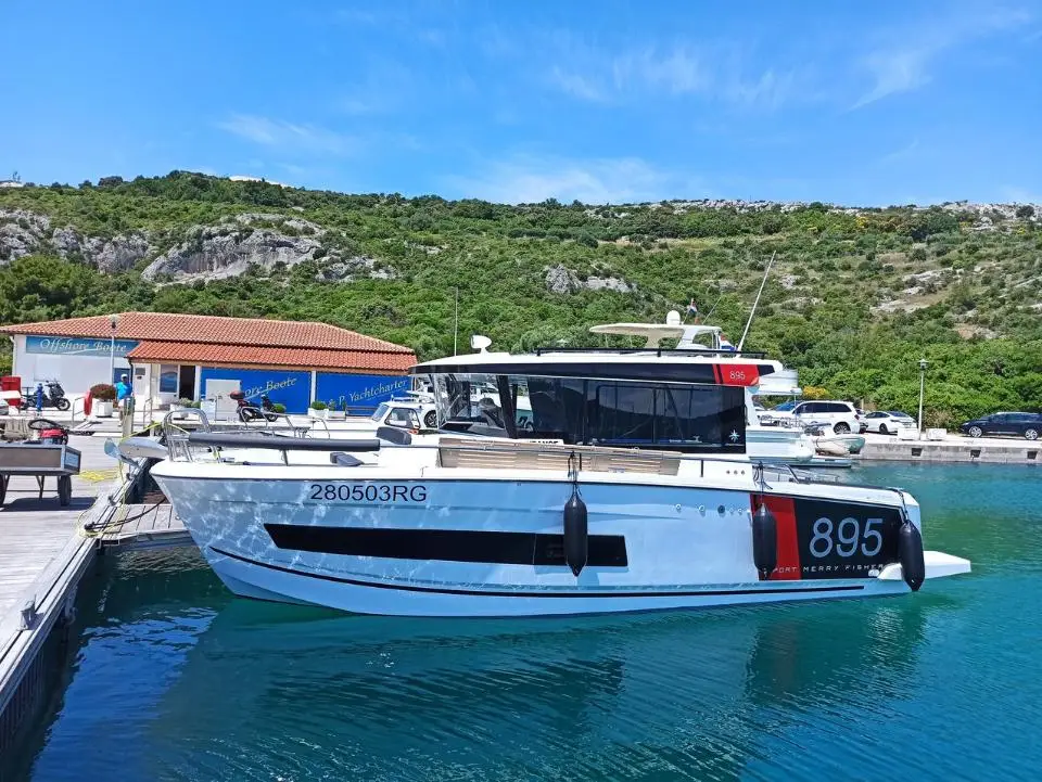 Merry Fisher 895 Sport Offshore Surprise in Marina Punat, Krk