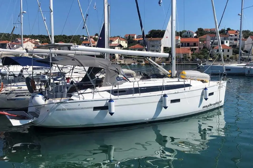 Bavaria Cruiser 37 Emira in Murter, ACI Marina Jezera
