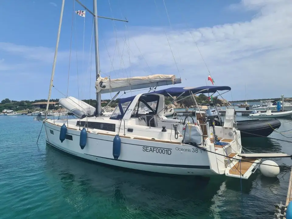 Oceanis 38.1 Illuminating in Golfo Aranci Marina Dell’Isola
