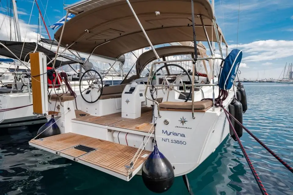 Sun Odyssey 415 Myriana in Paros, Piso Livadi Port