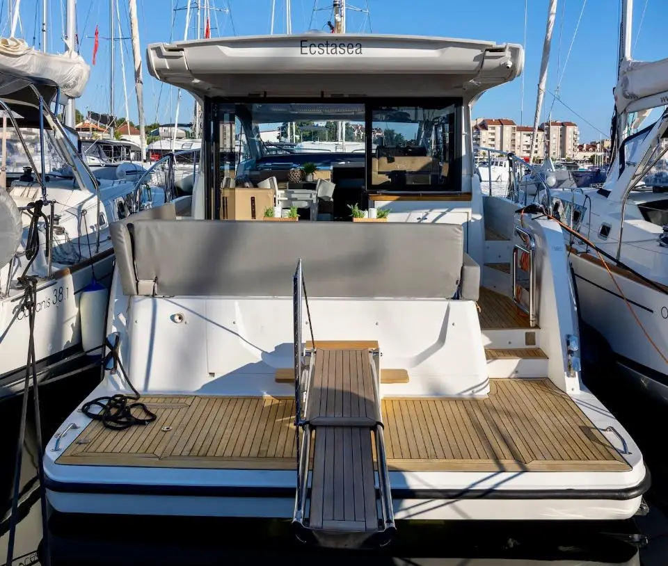 Sealine C390 Ecstasea in Marina Kornati, Biograd