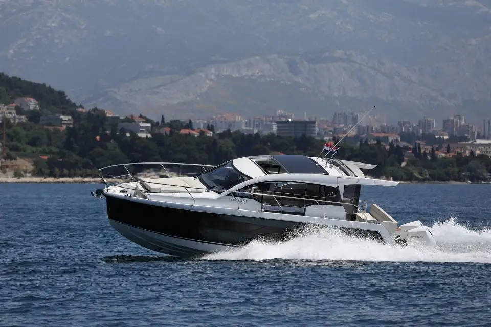 Sealine C335V Stormi in Marina Kastela