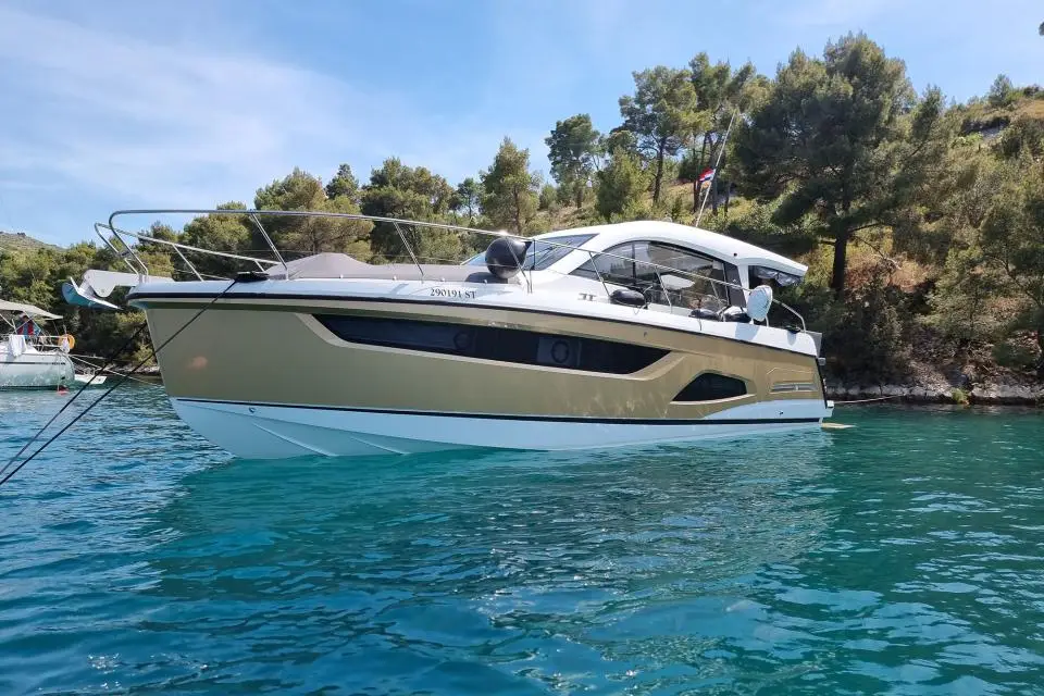 Sealine C390 Tireless in Marina Kastela