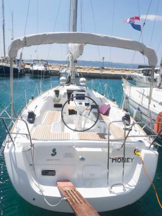 Oceanis 31 Honey in ACI Marina Split